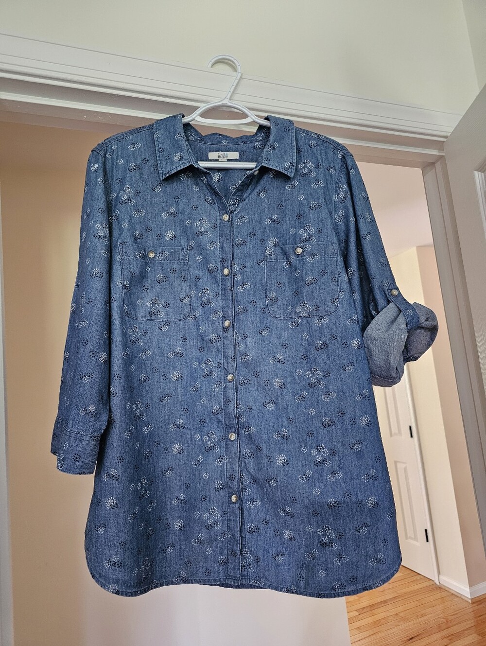 Ladies XL light denim top with tab 3/4 sleeves, floral embroidery - Picture 4 of 4